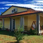 House Emc فيلة